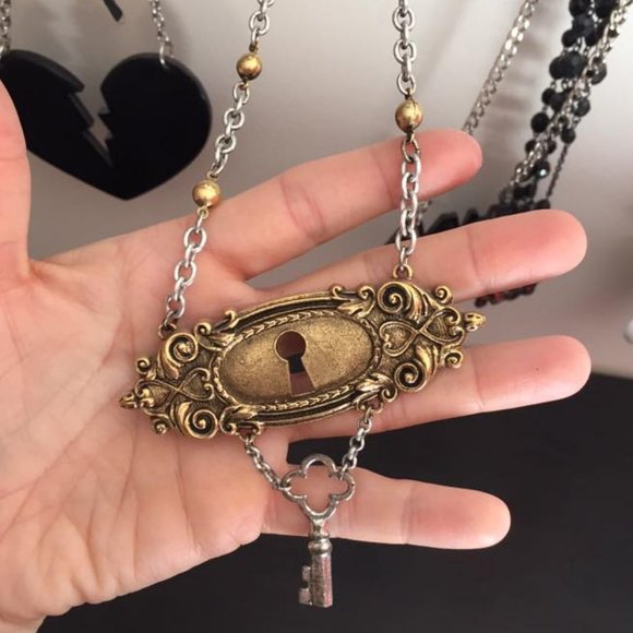 Classic Hardware Key & Key hole Necklace - Picture 8 of 9